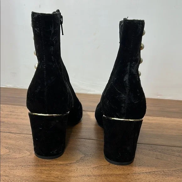Elegant Black Velvet Ankle Boots with Pearl Detailing Isaac Mizrahi brand. 8.5 - Picture 3 of 10